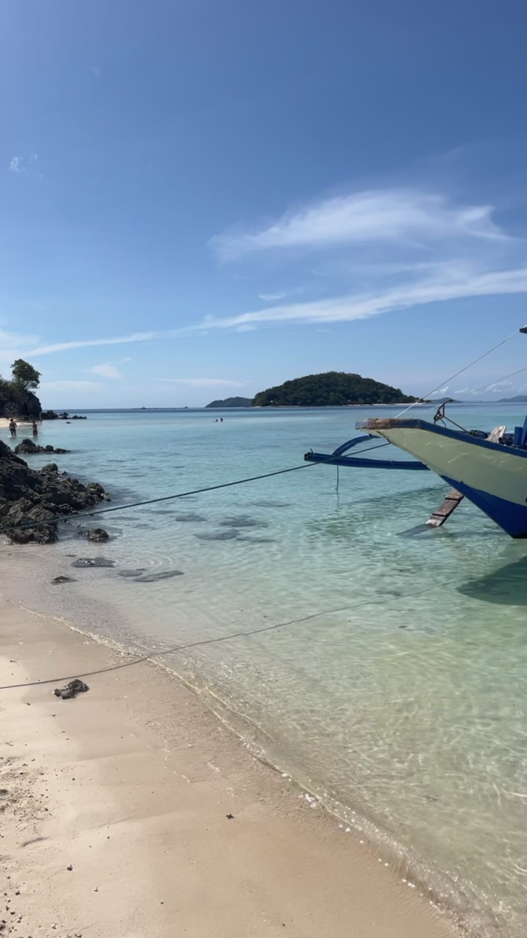 Boot aan een zonnig strand